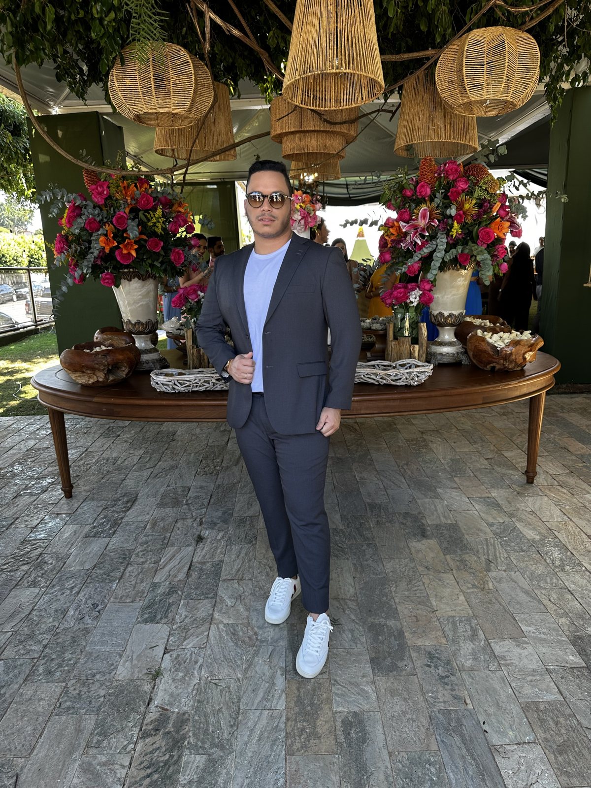 Eduardo Cabral de terno cinza com camiseta, estilo casual