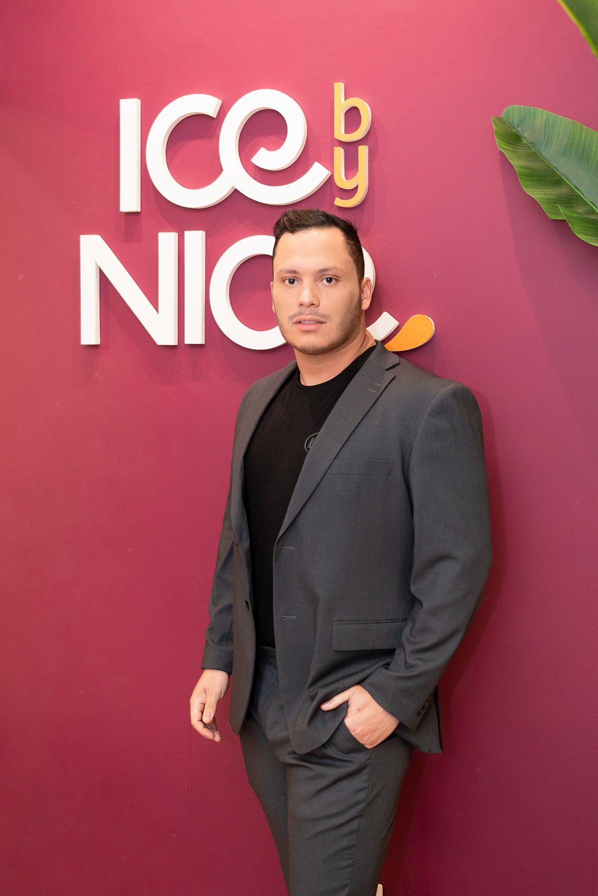 Eduardo Cabral de terno cinza diante do letreiro da Ice by Nice