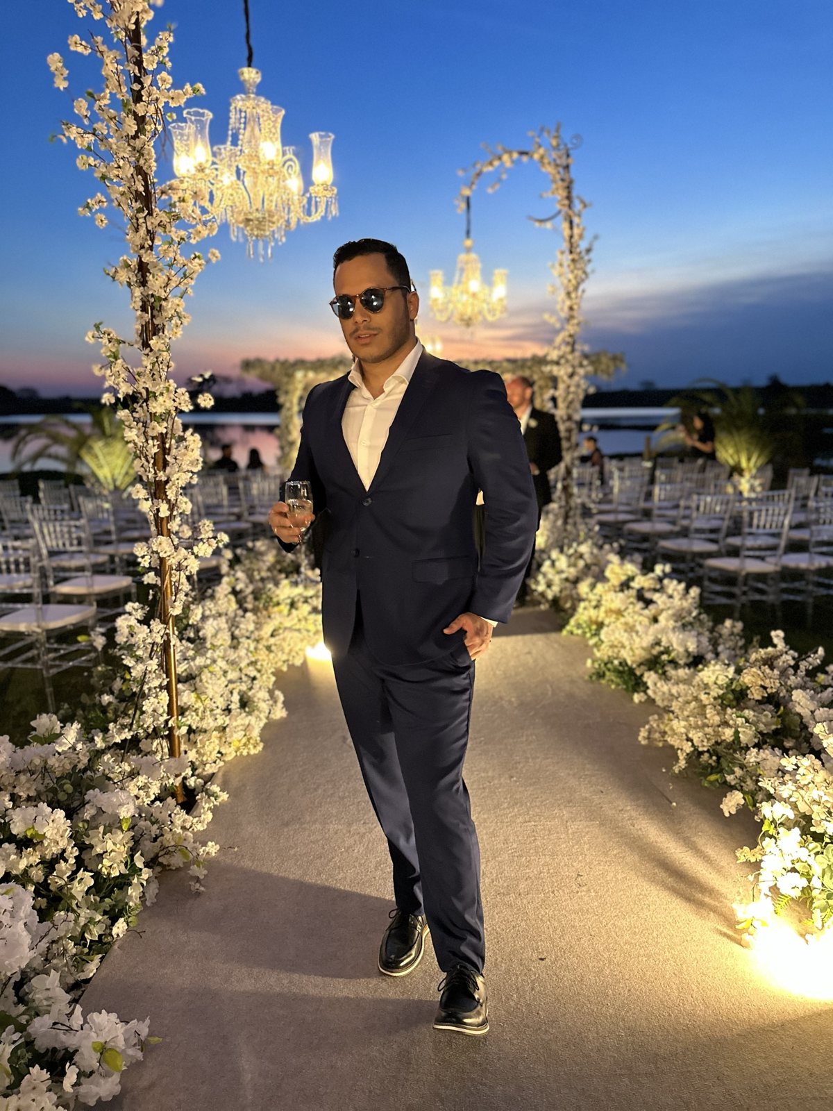 Eduardo Cabral de terno azul-marinho, em evento ao pôr do sol
