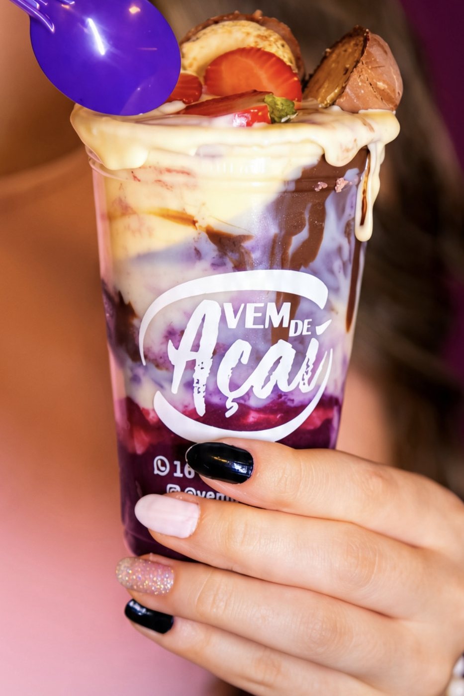 Copo de açaí do Vem de Açaí com morango, chocolate e leite ninho