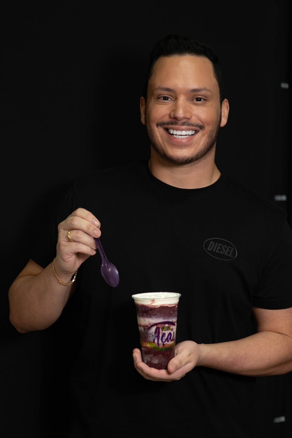 Eduardo Cabral, fundador, com um açaí do Vem de Açaí