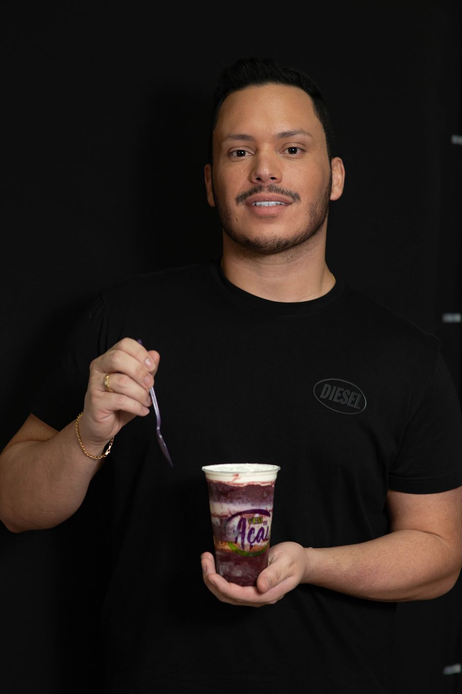 Eduardo Cabral com açaí do Vem de Açaí
