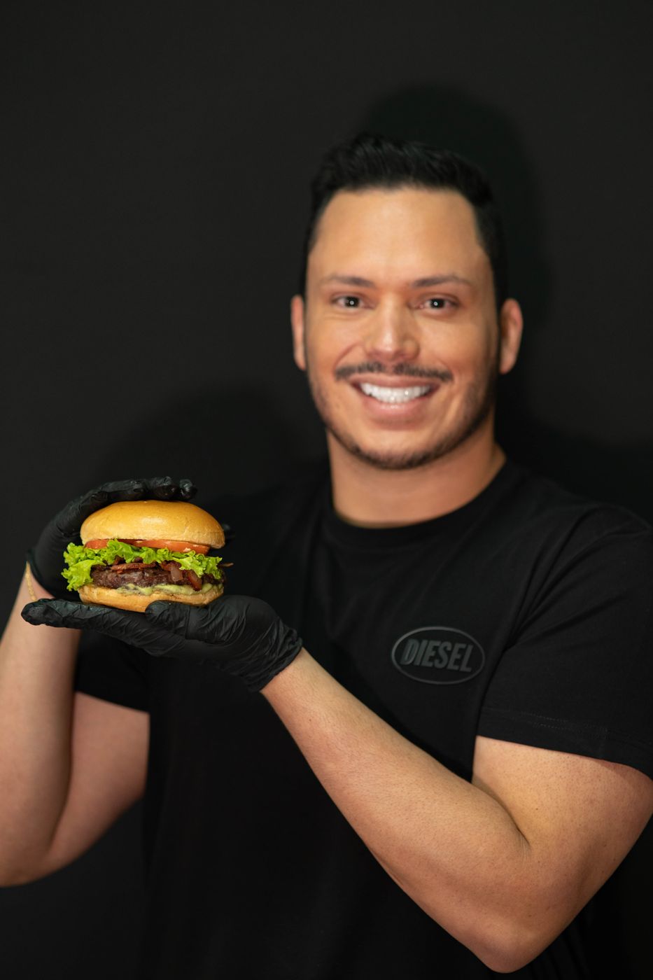 Eduardo Cabral com um hambúrguer