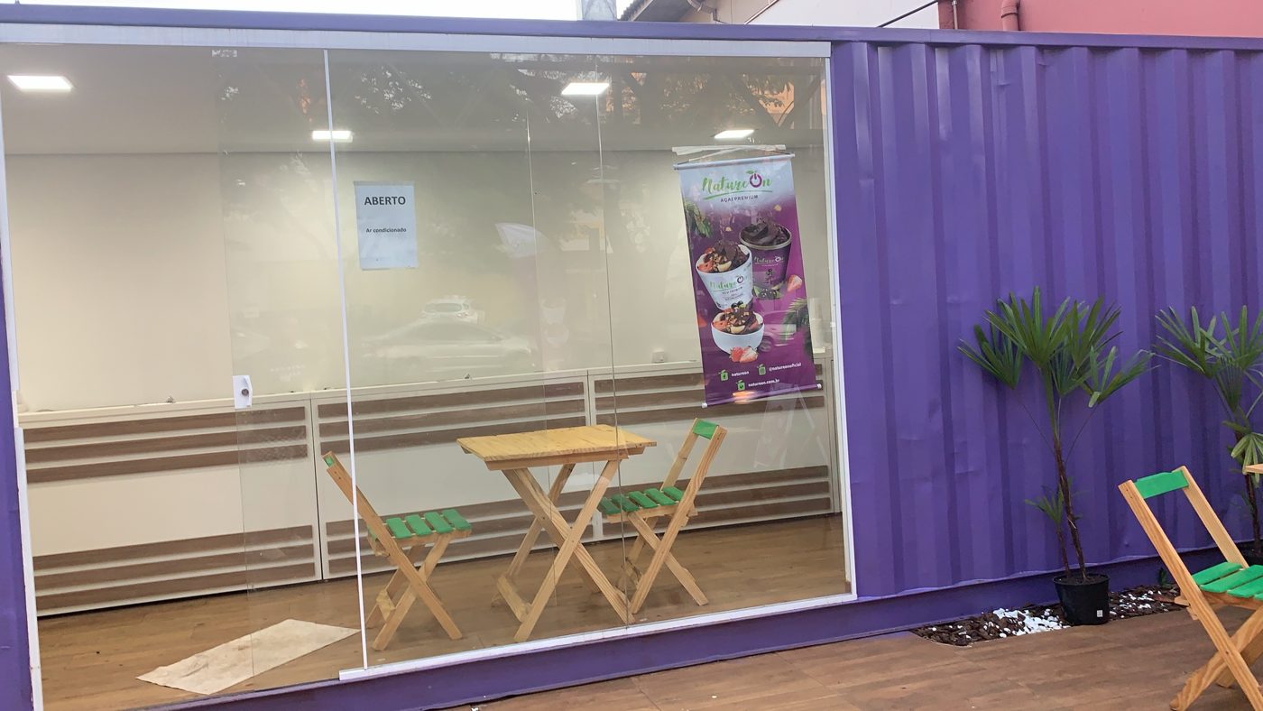 Fachada da primeira loja do Vem de Açaí, num contêiner roxo, em Ribeirão Preto, 2019