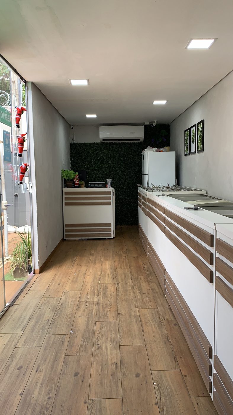 Interior da primeira loja do Vem de Açaí no contêiner
